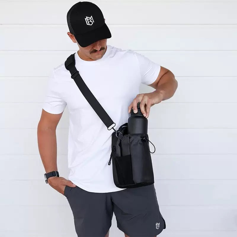 Bolso magnético deportivo Gymtonic color negro adherido a un rack de gimnasio